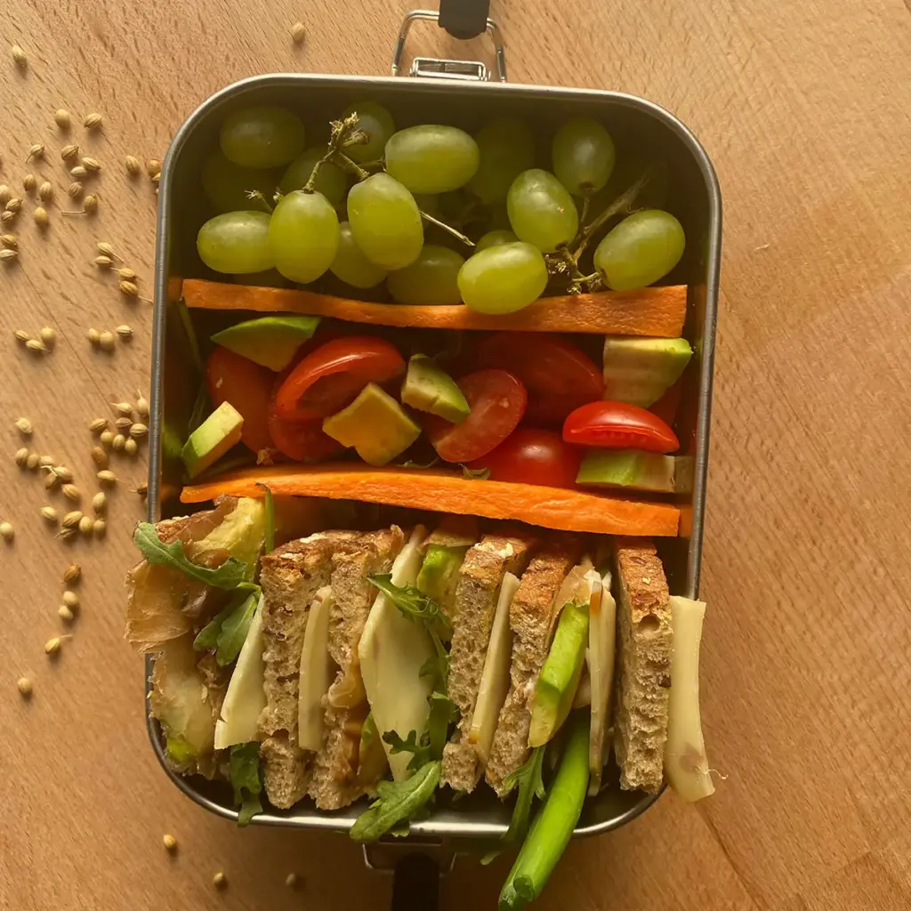 Instead of a metal divider, pieces of carrot cut lengthwise were used here - which can also be eaten after lunch.