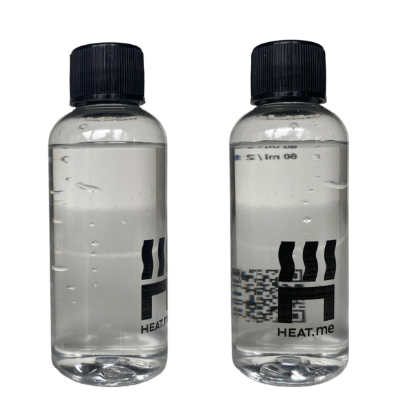 Produktfoto der Dosierflasche. Mit ihr kann man 60 ml Wasser bis zur Markierung einfüllen und damit das Heizpad aktivieren.