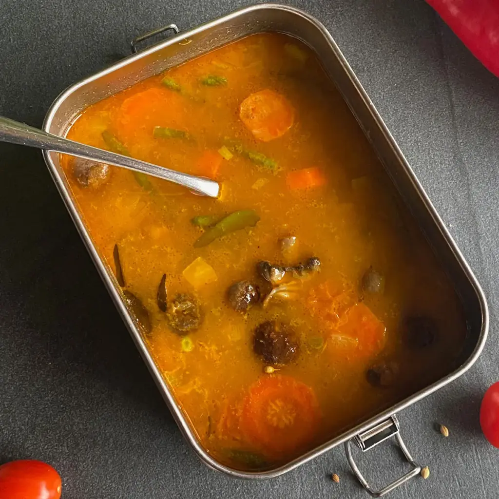 Heisse Suppe mit Kokosmilch und Gemüse in einer Vesperbox