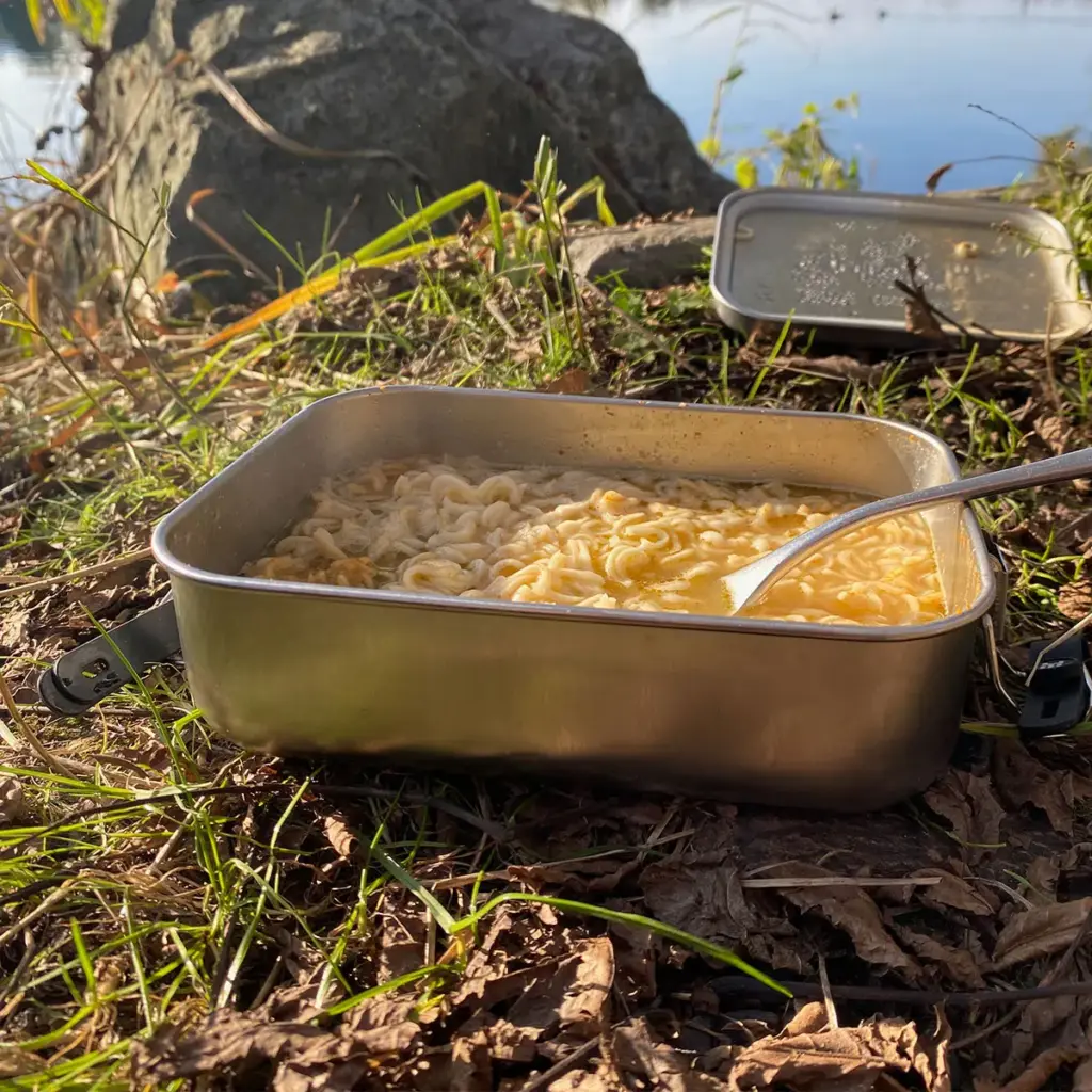 lunchbox-mit-nudelsuppe-am-see-1200x1200