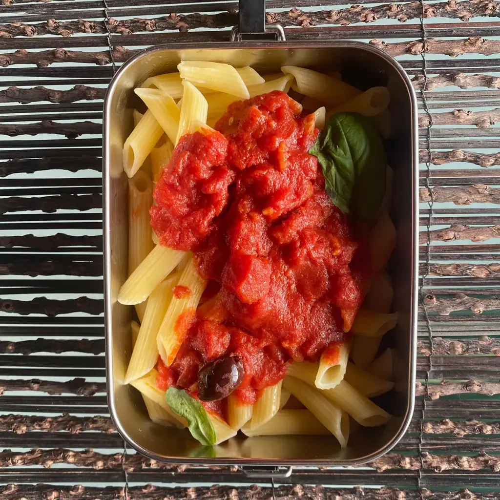 Heute gab es heiße Penne, mit Sugo, Oliven und Basilikum