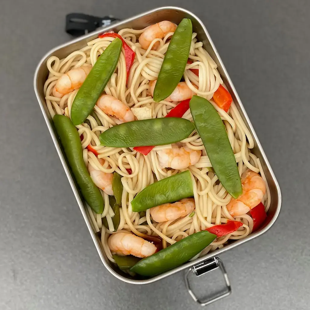 Mit dem HEAT.me Lunchbox Kit erhitzte Brotdose, gefüllt mit Spaghetti, Garnelen und Zuckerschoten