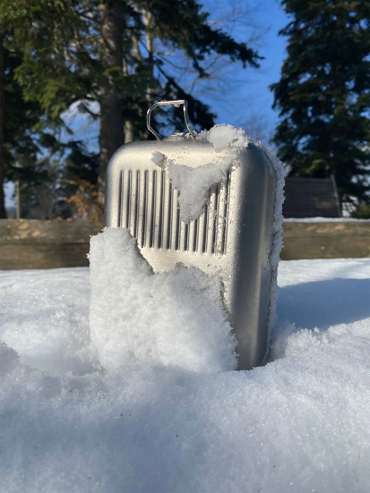 Brotdose von HEAT.me steht senkrecht im Schnee mit dem geriffelten Spezialboden in der Ansicht.