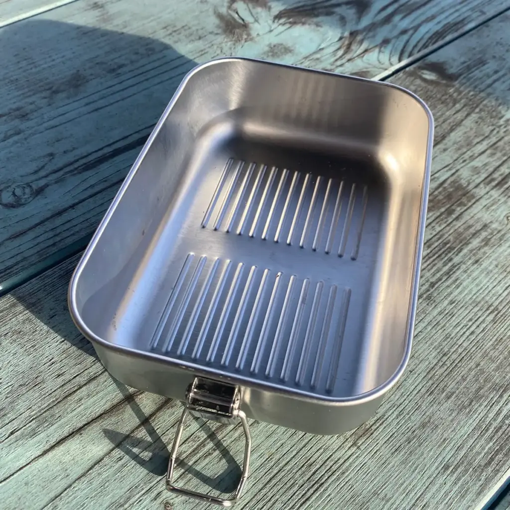 Opened PREMIUM lunch box from HEAT.me. You can see the special grooved base, which ensures good stability and very good heat distribution.