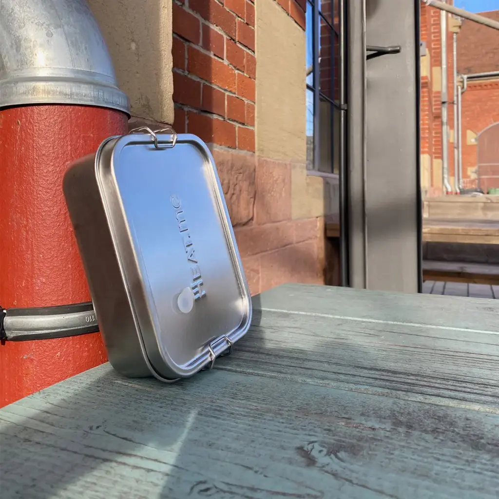 HEAT.me PREMIUM lunch box upright on a turquoise table