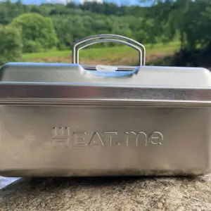 GRILL und CHILL >Lunchbox auf einem stein an einem Flussufer