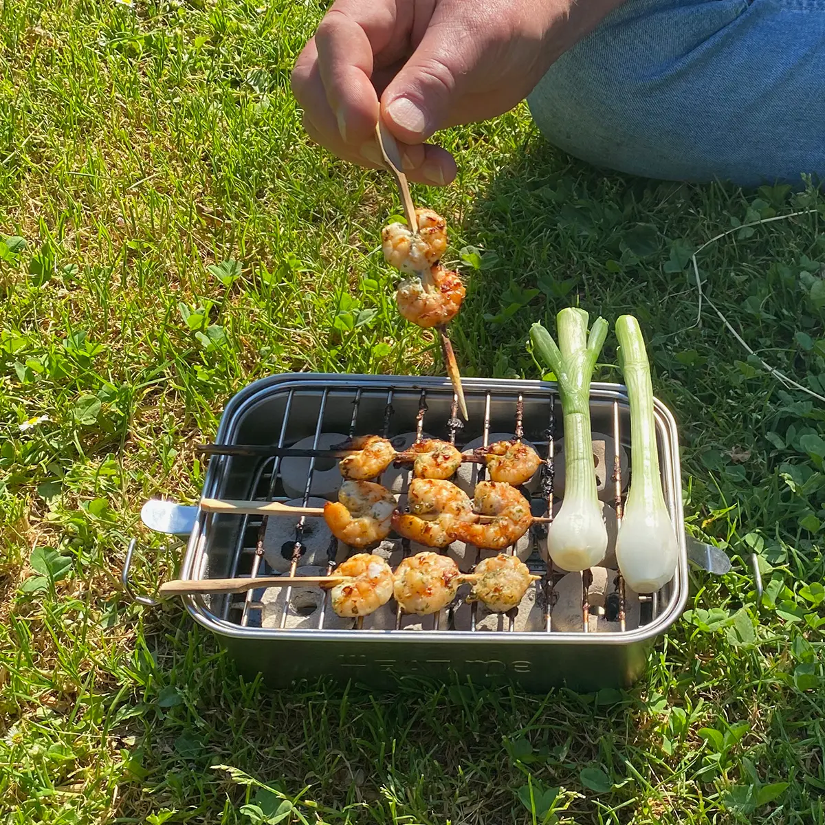 In der Mittagspause wird auf dem Rasen gegrillt