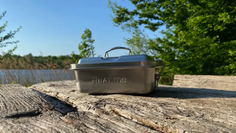 grillbox auf verwittertem Tisch direkt am See