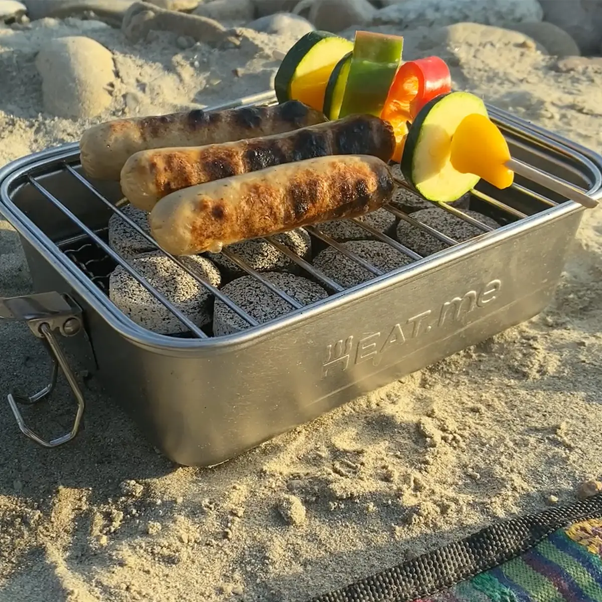 Grilllbratwürste an Strand zubereitet