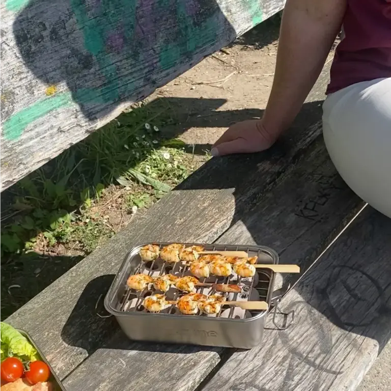 Grillen auf Parkbank